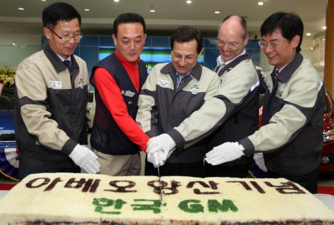 한국지엠주식회사(이하 한국지엠)는 3일부터 글로벌 소형차 쉐보레 아베오(Chevrolet Aveo)의 4도어 세단형 모델을 내수시장에서 출시한다. 3일, 부평 본사 홍보관에서는 한국지엠 마이크 아카몬(Mike Arcamone) 사장을 비롯, 추영호 노동조합 지부장, 아베오 차량 개발 및 생산 관련 임직원, 협력업체 사장단 및 영업소 대표 등 200 여명이 참석한 가운데, 글로벌 소형차 쉐보레 아베오의 양산기념식을 갖고 완벽한 제품 품질 확보를 위한 결의를 다졌다. 사진은 한국지엠 마이크 아카몬 사장, 추영호 노조 지부장, 생산부문 전영철 부사장,소형차 개발본부 랜달 월터(Randal Walter) 본부장, 부평 승용 1본부 승경남 전무가 아베오 양산을 축하하며 케익을 자르고 있는 장면.