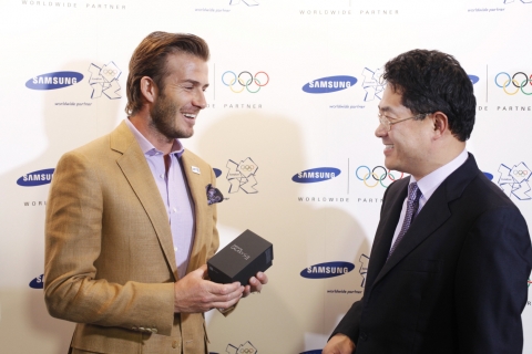 &#039;삼성 런던올림픽 홍보대사&#039;로 선정된 데이비드 베컴(David Beckham)이 삼성전자의 전략 스마트폰 갤럭시S II를 받고 기뻐하고 있다.(왼쪽부터 데이비드 베컴, 삼성전자 스포츠마케팅담당 권계현 상무)