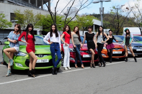 현대차는 지난 4월30일(토)부터 5월3일(화)까지 강남역, 대학로 등 주요 도심 지역에서 9가지 색상의 벨로스터와 9명의 슈퍼모델들이 함께한 ‘벨로스터 슈퍼모델 게릴라 로드쇼’ 를 진행했다.