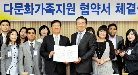 홈플러스는 가족사랑의 일환으로 4일 김포시청 본관에서 홈플러스 e파라재단을 통해 김포시에 거주하는 다문화가정의 구성원들이 지역사회에 안정적으로 적응할 수 있도록 지원하는 다문화가족지원 협약을 김포시와 체결했다. 중앙 오른쪽은 설도원 홈플러스그룹 전무 겸 홈플러스 e파란재단 사무총장, 왼쪽은 유영록 김포시장.