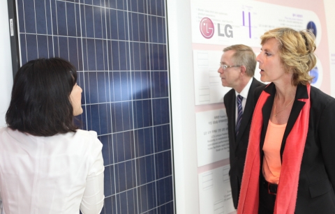 3일 LG전자는 구미사업장을 방문한 코니 헤더가드 EU 기후변화대응 집행위원장이 LG전자 태양열 전지에 대해 설명듣고 있다.