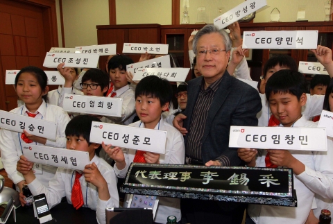 KT 이석채 회장은 어린이날을 맞아 4일 지역아동센터 어린이 23명을 KT 광화문 사옥에 초청하여, 어린이들 각자의 이름으로 제작된 CEO 명패를 선물하고 미래의 꿈에 대한 대화를