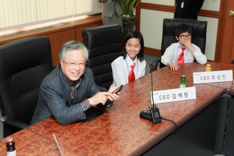 KT 이석채 회장이 어린이날을 맞아 4일 지역아동센터 어린이 23명을 KT 광화문 사옥에 초청하여, 임원회의실에서 미래의 꿈에 대해 대화를 나누고 있다.