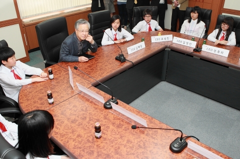 KT 이석채 회장이 어린이날을 맞아 4일 지역아동센터 어린이 23명을 KT 광화문 사옥에 초청하여, 임원회의실에서 미래의 꿈에 대해 대화를 나누고 있다.