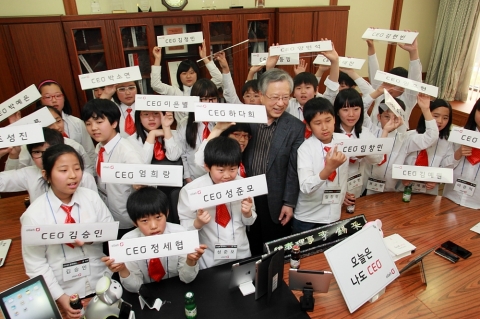 KT 이석채 회장은 어린이날을 맞아 4일 지역아동센터 어린이 23명을 KT 광화문 사옥에 초청하여, 어린이들 각자의 이름으로 제작된 CEO 명패를 선물하고 미래의 꿈에 대한 대화를