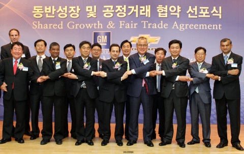 5일 한국지엠 부평 본사 홍보관에서 열린 한국지엠과 협력업체의 동반성장 및 공정거래 협약 선포식에서 한국자동차공업협동조합 신달석 이사장, 구매부문 벤카트람(M. Venkatram)