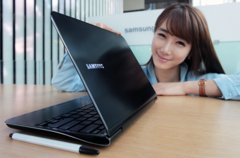 삼성전자가  프리미엄 고객층을 대상으로 지난 2월에 첫 선을 보였던 '삼성 센스 시리즈 9'의 11.6형 제품을 출시했다. 사진은 서초동 삼성전자 홍보관 딜라이트에서 삼성전자 모델이 신제품 '삼성 센스 시리즈 9' 11.6형 모델을 선보이는 모습.