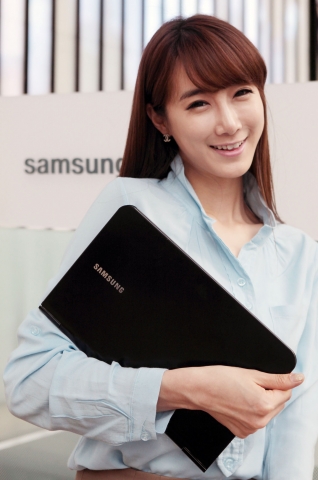 서초동 삼성전자 홍보관 딜라이트에서 삼성전자 모델이 신제품 &#039;삼성 센스 시리즈 9&#039; 11.6형 모델을 선보이는 모습.