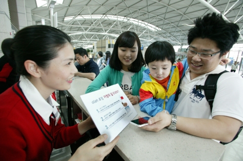 KT는 가정의 달 5월을 맞아 ‘로밍안심카드’와 ‘미아방지목걸이’ 무료 제공, 청소년요금제 고객 로밍 서비스 개시, 미국/일본 에그 기본료 50% 할인 등 로밍 안심서비스를 강화한다고 5일 밝혔다.
