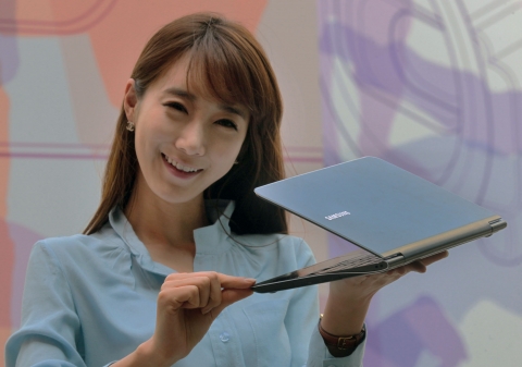 서초동 삼성전자 홍보관 딜라이트에서 삼성전자 모델이 신제품 &#038;#039;삼성 센스 시리즈 9&#038;#039; 11.6형 모델을 선보이는 모습.