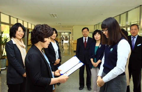 5월 6일(금) 오전 성명화 회장이 남목고등학교에서 모범학생에게 장학금을 전달하고 있다.