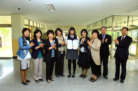 현중어머니회 장학금 전달식에 참석한 성명화 회장(왼쪽에서 세번째), 안효대 국회의원 부인 박혜경 여사(왼쪽 네번쨰), 남목고등학교 교장(오른쪽에서 두번째).