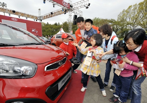 행사에 참가한 어린이들이 전시된 모닝 차량을 둘러보고 있는 모습