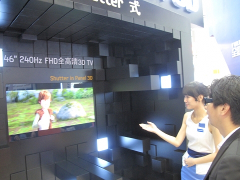 삼성전자가 중국 심천에서 열리는 디스플레이 전문전시회 'CODE(China Optoelectronics Display Expo) 2011'에 참가해 액티브 3D 기술을 적용한 TV와 IT 패널, 친환경 기술이 적용된 저전력 TV 패널 등을 선보였다. 삼성전자 부스에서 도우미가 관람객에게 삼성전자 제품을 설명하고 있다.