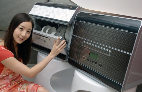 LG전자 모델이 2011년 형 디오스 식기세척기 신제품을 시연하고 있다.