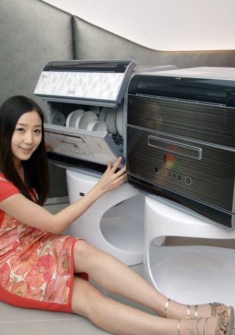 LG전자 모델이 2011년 형 디오스 식기세척기 신제품을 시연하고 있다.