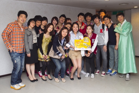 기아자동차㈜는 7일 경희대학교 평화의 전당에서 펼쳐지는 ‘개그 콘서트’ 라이브 공연에 오피러스, 모하비, K7 여성 출고고객 및 동반자 500명을 초청하는 행사를 가졌다.