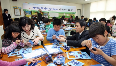 현대자동차(회장 정몽구)가 6일(금) 화성시 팔탄초등학교 대방분교를 시작으로 5월한달 동안 전국 50여개 초등학교를 방문해 교통안전 교육, 모형완구 조립 등 다채로운 프로그램으로 1일 교육을 진행하는『현대차와 함께 하는 찾아가는 1일 자동차 학교』행사를 실시한다. 교육을 마친 후 현대차 임직원과 학생들이 함께 기념촬영을 하고 있는 모습