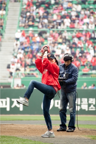 한국지엠은 7일, 인천 문학야구장에서 열린 SK와이번스 홈경기에 임직원 및 고객 5천여명을 초청해 '쉐보레 스폰서데이'를 열었다. 경기 개막 전 한국지엠 마케팅커뮤니케이션담당 이경애 상무가 기념 시구를 하고 있다.