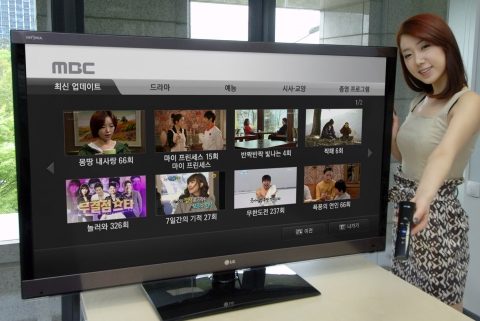 LG전자 홍보도우미가 LG 시네마 3D 스마트 TV로 MBC 프로그램 다시보기 서비스를 시연하고 있다.