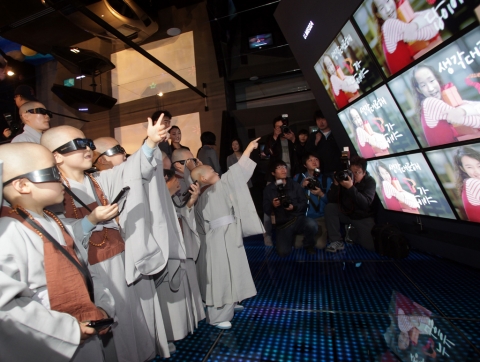 조계사 동자승들이 9일 SK텔레콤 을지로 본사에 위치한 체험형 ICT 전시관 T.um(티움)을 방문해 신기한 미래 기술을 체험하며 즐거워하고 있다.