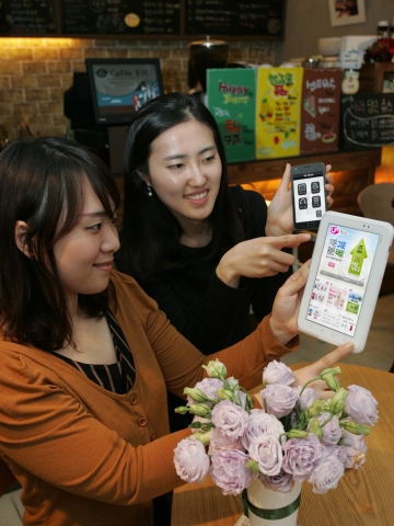 LG U+는 10일 ‘U+ Box’ 라이트(LITE)상품의 저장공간을 기존 50GB에서 100GB로 늘리고, 타 통신사 고객에게 제공하는 무료 공간도 기존의 5GB에서 10GB로 각각 두 배씩 확대한다고 밝혔다. 사진은 개인 클라우드 저장공간의 콘텐츠를 태블릿PC와 스마트폰으로 보고 있는 모습