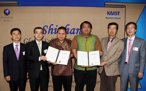 신한은행 설영오 전무가(좌측 두번째) 인도네시아 유학생 2명에게 `신한 글로벌 스콜라 십'을 수여 하고 기념촬영 하는 모습.권오규 카이스트 교수(우측 두번째)와 한인구 카이스트 대학원장(우측 첫번째)