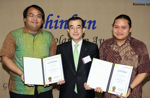 신한은행 설영오 전무가(가운데) 인도네시아 유학생 2명에게 `신한 글로벌 스콜라 십'을 수여 하고 기념촬영 하는 모습.