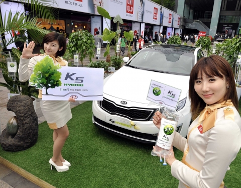 기아자동차㈜는 잠실야구장, 양재천, 코엑스 주변과 수도권 기아차 판매지점에서 나무 링거를 이용해 K5 하이브리드의 경제성과 친환경성을 알리는 K5 하이브리드 나무 링거 캠페인을 이달 22일까지 실시한다.