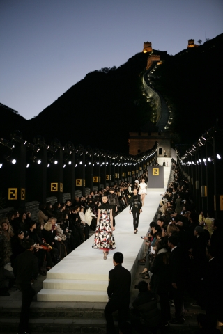 펜디의 2007년 만리장성 패션쇼