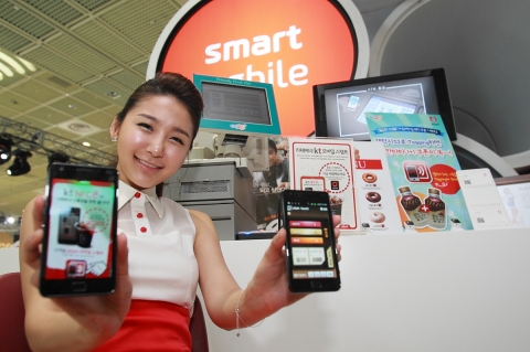 KT는 국내 최대 IT 전시회인 월드IT쇼2011에 참가해 미래의 스마트 라이프 기술들을 11일부터 15일까지 4일간 서울 삼성동 코엑스(COEX)에서 선보인다. 사진은 NFC를 이용한 전자명함, 메뉴판, 모바일쿠폰, NFC 통합결재 등을 체험할 수 있는 KT 전시관의 모습.