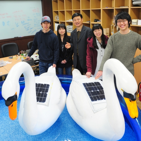 왼쪽부터 장근석, 장혜리, 안형근 교수, 윤명애, 김우중 학생