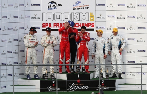 2011 유럽 르망 시리즈 2전에서 준우승을 차지한 한국 판바허 레이싱팀이 시상대에서 포즈를 취하고 있다. (맨 좌측)