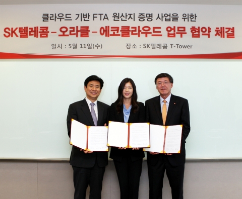 SK텔레콤 박인식 기업사업부문장(사진 오른쪽), 한국오라클 유원식 사장(사진 왼쪽), 에코클라우드 피니 이본 대표 이사(사진 가운데)가 5월 11일 11시 SK텔레콤 T 타워에서 클라우드 기반 FTA(자유무역협정) 『원산지 관리 시스템』 개발에 대한 업무 양해각서를 체결했다.