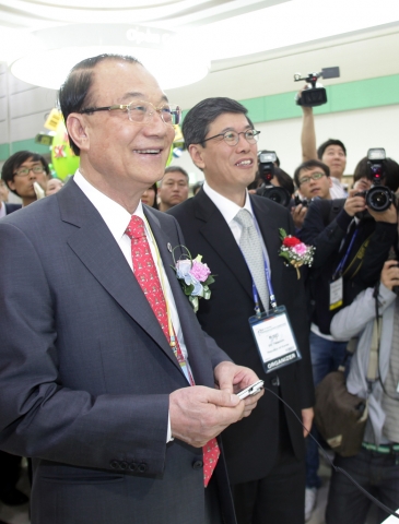 방송통신위원회 최시중 위원장(사진 왼쪽)과 SK텔레콤 하성민 사장(사진 오른쪽)이 5월 11일 개막한 WIS2011의 SK텔레콤 부스를 방문하여 LTE 기술을 체험해보고 있다.