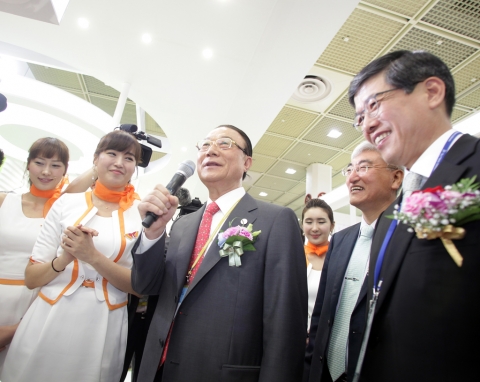 방송통신위원회 최시중 위원장(사진 왼쪽)과 SK텔레콤 하성민 사장(사진 오른쪽)이 5월 11일 개막한 WIS2011의 SK텔레콤 부스를 방문하여 LTE 기술을 체험해보고 있다.