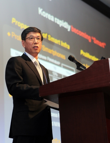 SK텔레콤 하성민 사장이 WIS2011에서 열린 국제 방송통신 컨퍼런스에서 '스마트시대의 새로운 패러다임과 기회'라는 주제로 기조연설을 하고 있다