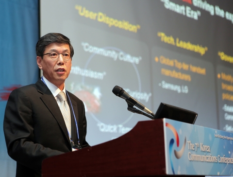 SK텔레콤 하성민 사장이 WIS2011에서 열린 국제 방송통신 컨퍼런스에서 '스마트시대의 새로운 패러다임과 기회'라는 주제로 기조연설을 하고 있다