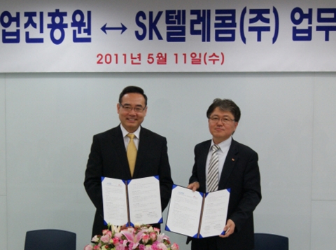 SK텔레콤 이진우 Open Collaboration지원실장과(사진 우) 서태건 부산정보산업진흥원장이 11일 부산시 해운대에 위치한 부산모바일앱개발센터에서 부산 모바일 생태계 활성화를 위한 MOU를 체결했다.