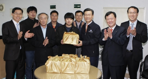 하춘수 은행장이 ㈜세주를 방문해 직원들을 격려하고 있다