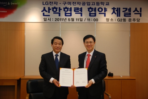 MC(Mobile Communications) GOC(Global Operation Center)장 이상봉 부사장(오른쪽), 최돈호 구미전자공업고등학교장(왼쪽)이 11일 LG전자 평택 디지털파크에서  마이스터(Meister)고(산업수요 맞춤형 고등학교) 산학협력 양해각서(MOU)를 체결했다.
