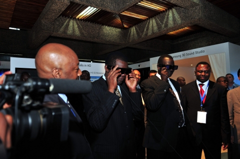 삼성전자가 케냐 나이로비에서 연 아프리카 포럼에서 케냐 새뮤엘 포기시오(SAMUEL POGISHIO) 정통부 장관(3D안경 착용 오른쪽)과 비탄게 은데모(BITANGE NDEMO)박사 (3D 안경 착용 왼쪽)가 삼성전자 3D TV를 살펴보고 있다.