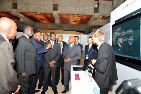 삼성전자가 케냐 나이로비에서 연 아프리카 포럼에서 케냐 새뮤엘 포기시오(SAMUEL POGISHIO) 정통부 장관(3D안경 착용 오른쪽)과 비탄게 은데모(BITANGE NDEMO)박사 (3D 안경 착용 왼쪽)가 삼성전자 3D TV를 살펴보고 있다.