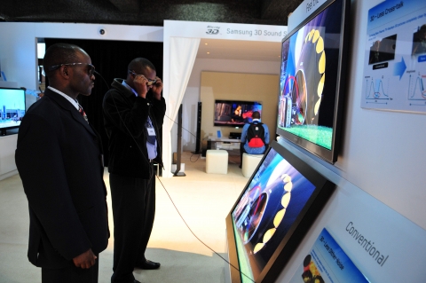 삼성전자가 케냐 나이로비에서 연 아프리카 포럼에서 참석자들이 전시된 3D TV와 스마트 TV를 살펴보고 있다.