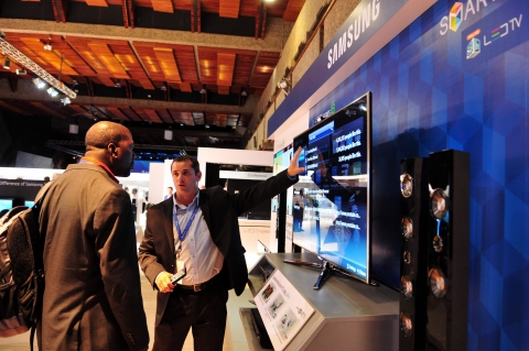 삼성전자가 케냐 나이로비에서 연 아프리카 포럼에서 참석자들이 전시된 3D TV와 스마트 TV를 살펴보고 있다.