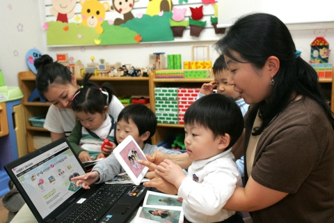 LG U+ (부회장 이상철/www.lguplus.com)의 디지털 사진 토털 서비스 아이모리(www.imory.co.kr)가 유치원 운영자를 대상으로 원아들의 생생한 활동 기록을 사진에 담아 앨범으로 제작하고, 학부모에게 사진을 간편하게 공유도 할 수 있는 ‘유치원 앨범’ 서비스를 출시한다.