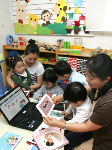 LG U+ (부회장 이상철/www.lguplus.com)의 디지털 사진 토털 서비스 아이모리(www.imory.co.kr)가 유치원 운영자를 대상으로 원아들의 생생한 활동 기록을 사진에 담아 앨범으로 제작하고, 학부모에게 사진을 간편하게 공유도 할 수 있는 ‘유치원 앨범’ 서비스를 출시한다.