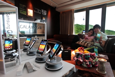 갤럭시S Ⅱ가 비치된 반얀트리 호텔 객실에서 도심 속 휴식을 즐기는 모습.