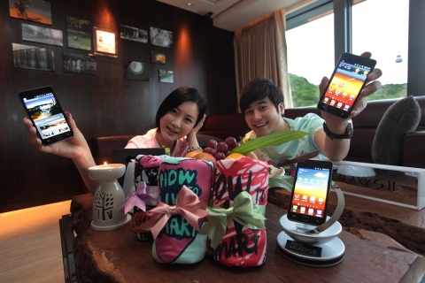 갤럭시S Ⅱ가 비치된 반얀트리 호텔 객실에서 도심 속 휴식을 즐기는 모습.