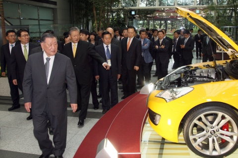 11일 서울 양재동 현대차 본사를 방문한 베이징현대 우수 딜러들이 정몽구 회장, 설영흥 중국사업총괄담당 부회장과 함께 사옥에 전시된 차량을 둘러보는 모습.